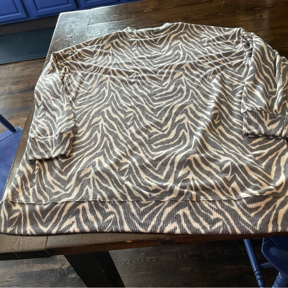 Wonderly Gray and White Crew Neck Sweater with Animal Print - Picture 9 of 9